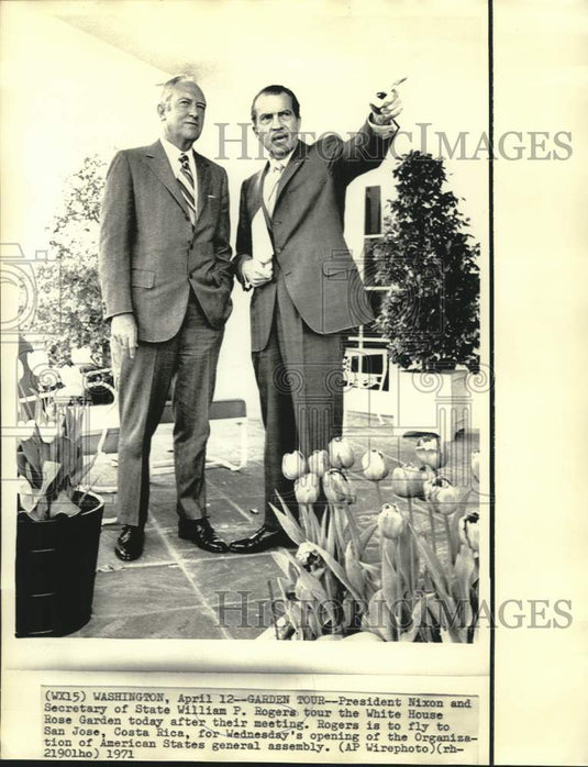 1971 Press Photo Richard Nixon and William Rogers tour White House Rose Garden-Historic Images