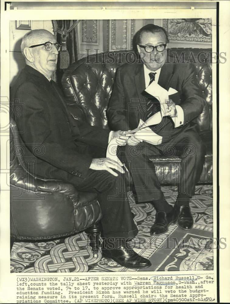 1970 Press Photo Senators Richard Russell and Warren Magnuson count vote tally-Historic Images