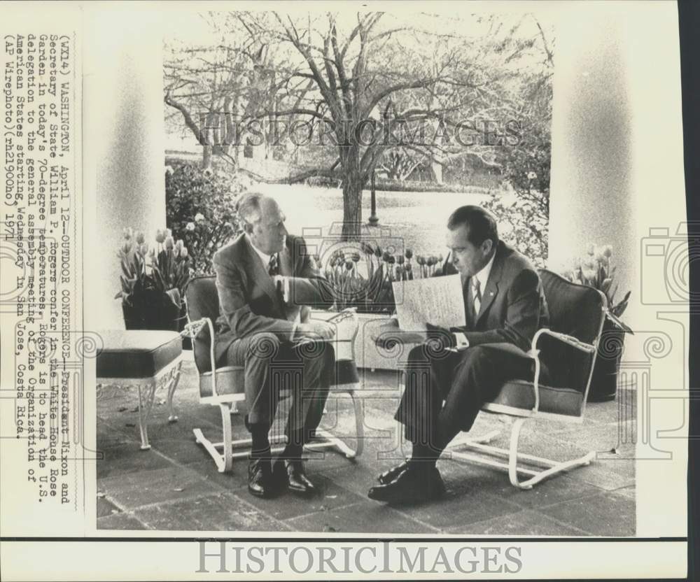 1971 Press Photo President Nixon and William Rogers confer in Rose Garden-Historic Images