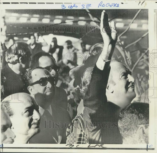 1971 Press Photo State Secretary William Rogers waves to Egyptians at Cairo-Historic Images