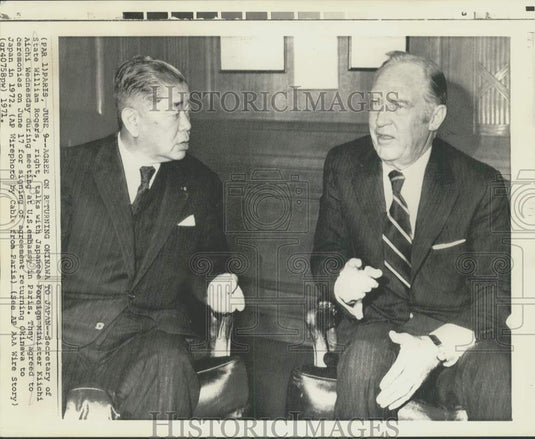 1971 Press Photo William Rogers confers with Kiichi Aichi at Paris US Embassy-Historic Images