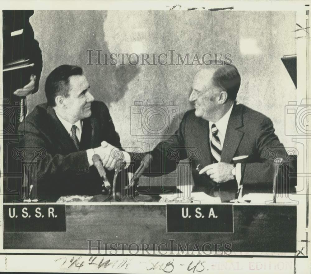 1971 Press Photo William Rogers and Andrei Gromyko shake hands in Washington-Historic Images