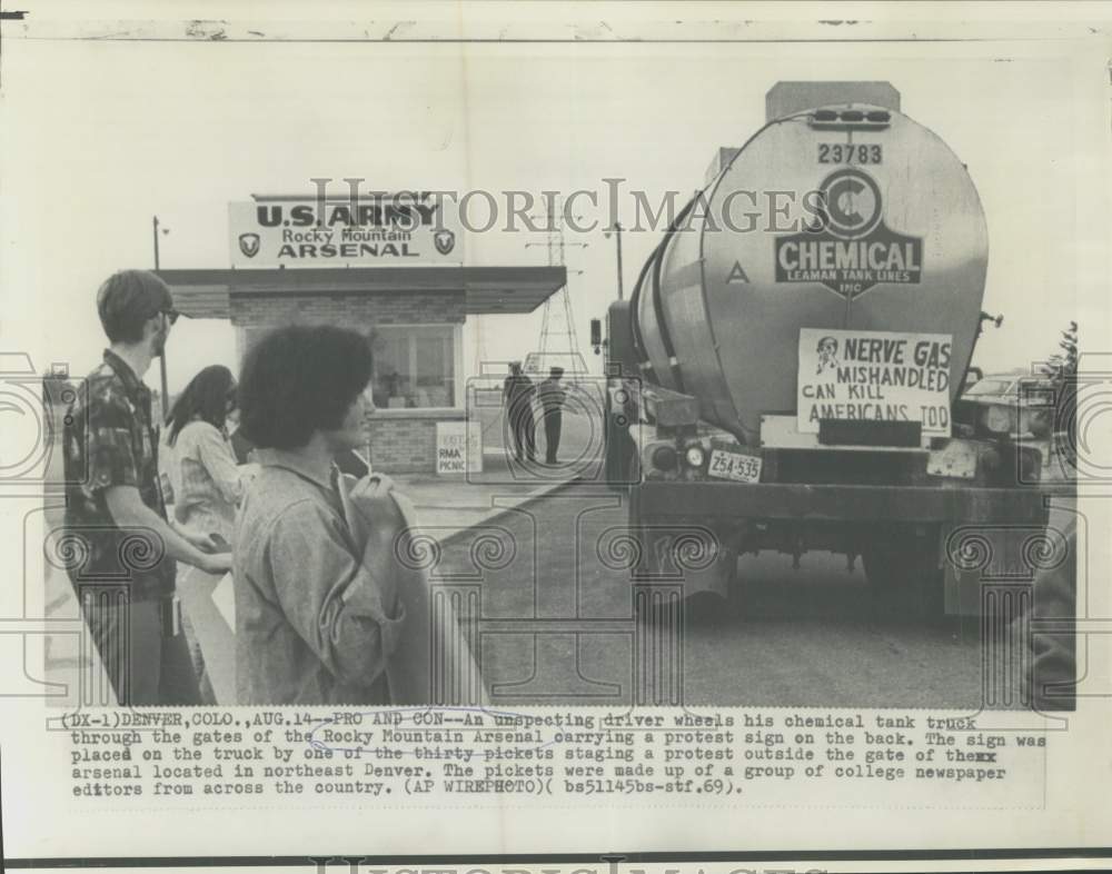 1969 Press Photo Protesters placed placard on chemical truck entering arsenal-Historic Images