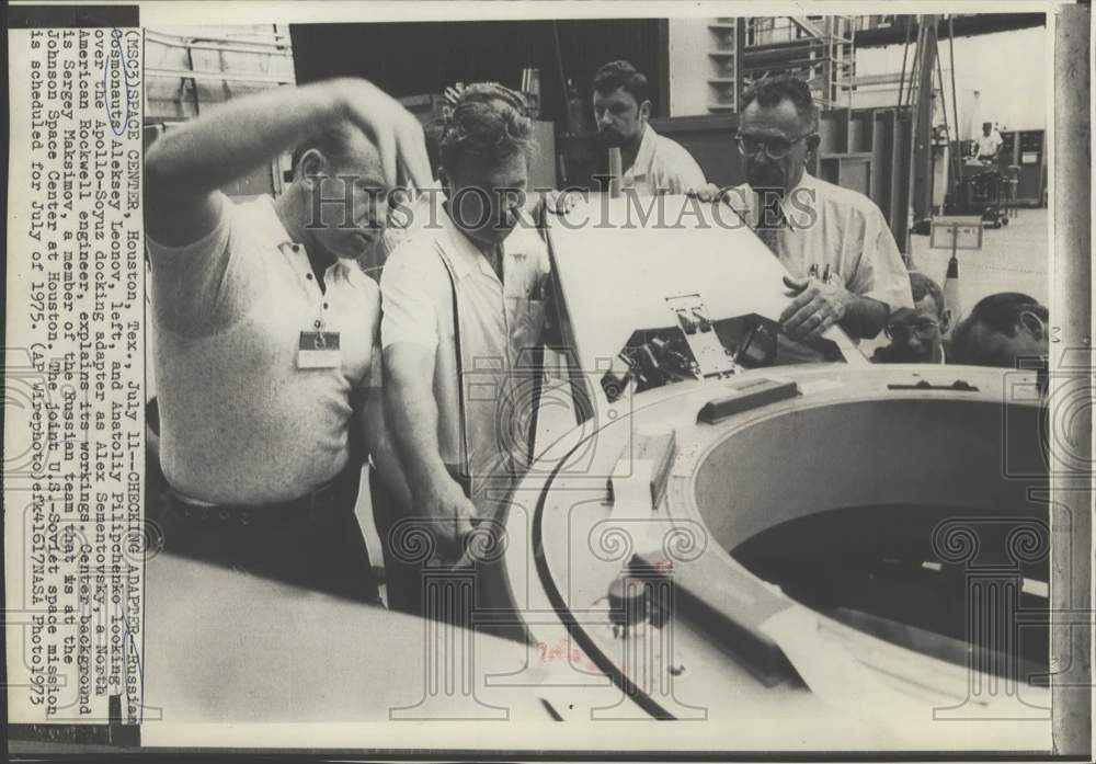 1975 Press Photo Russian cosmonauts look over the Apollo-Soyuz adapter, Texas-Historic Images