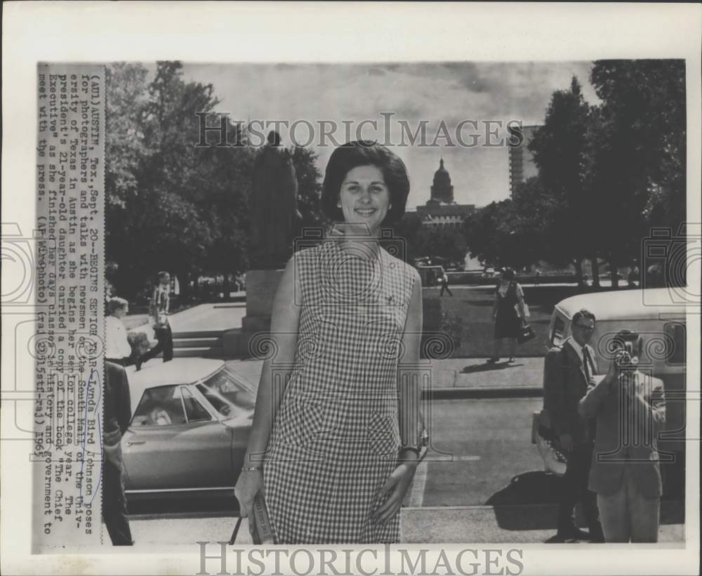 1965 Press Photo Lynda Bird Johnson talks with the press at the Univ. of Texas-Historic Images