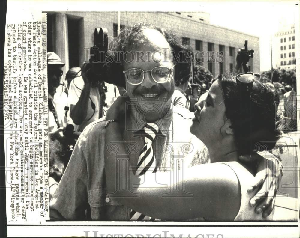 1971 Press Photo A Peace Action member embraces freed Anthony Russo, Los Angeles-Historic Images