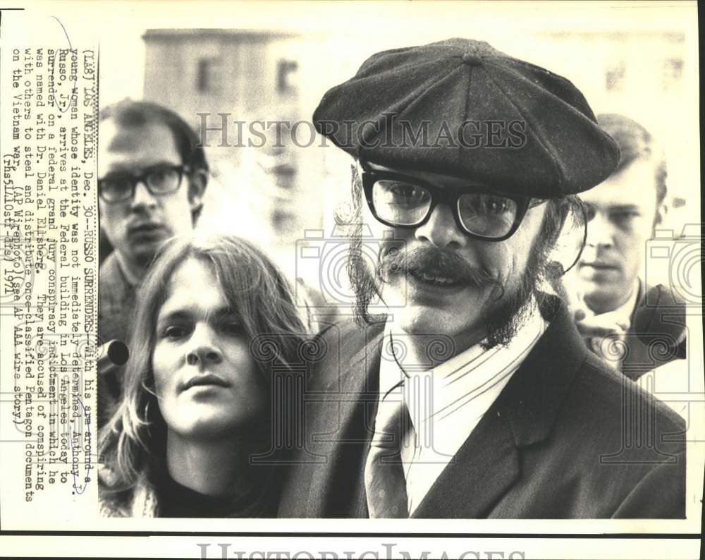 1971 Press Photo Anthony Russo arrives at the Los Angeles Federal Building, CA.-Historic Images