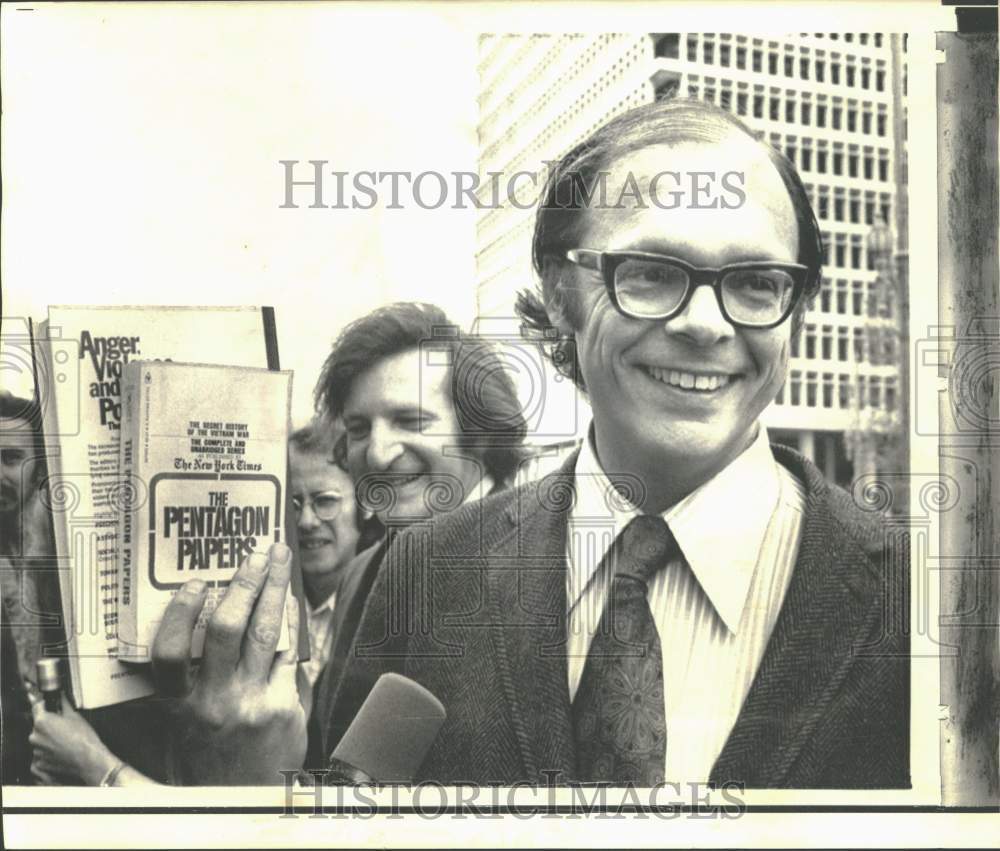 1973 Press Photo Pentagon Papers co-defendant Anthony Russo outside court, CA.-Historic Images