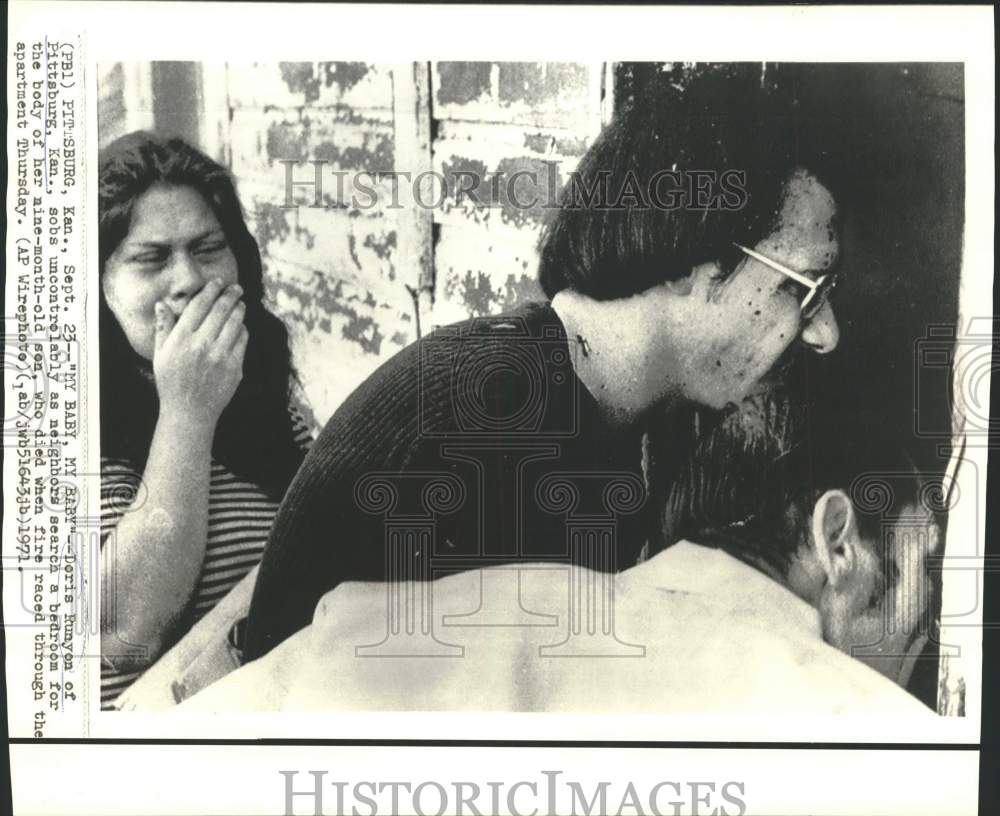 1971 Press Photo Mother Sobs as Neighbors Search for Baby after Fire, Kansas-Historic Images