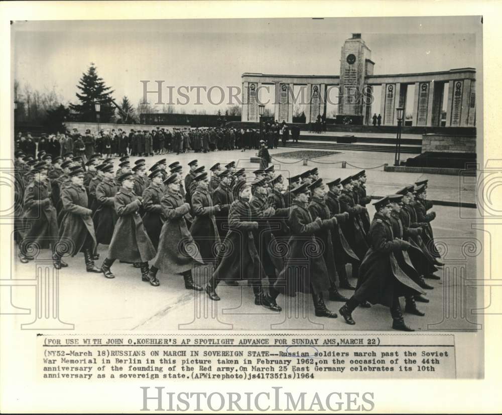 1962 Press Photo Russian Soldiers March Past Soviet War Memorial, Berlin-Historic Images