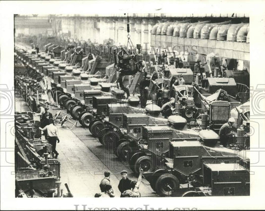 1971 Press Photo Russian Plant Manufacturers Combines in Assembly Lines-Historic Images
