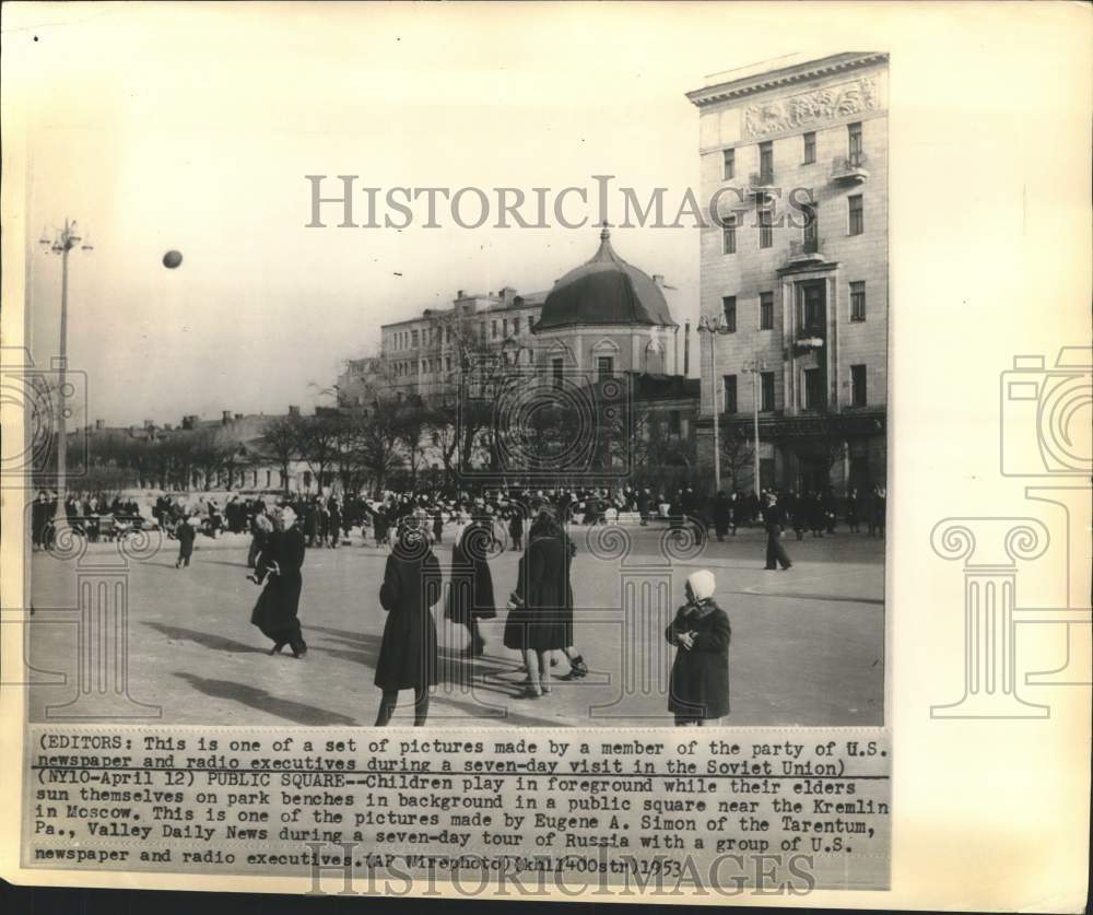 1953 Press Photo Parents watch their children play in a public square, Moscow-Historic Images