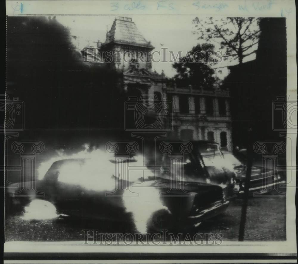 1959 Press Photo Two cars burn in front of Saigon City Hall during attacks-Historic Images