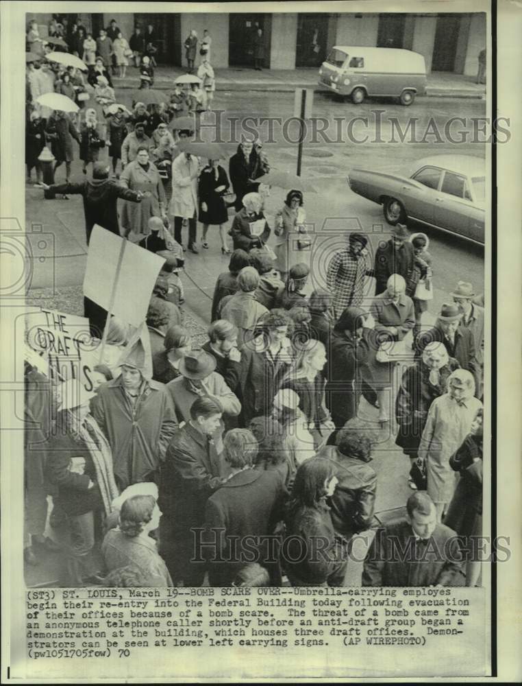 1970 Press Photo St. Louis Workers Return to Federal Building after Bomb Scare-Historic Images