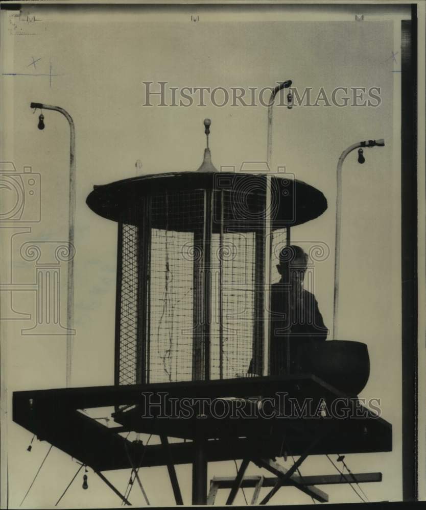 1967 Press Photo Ly Van Thanh Prays atop Tower in Saigon - now40743-Historic Images