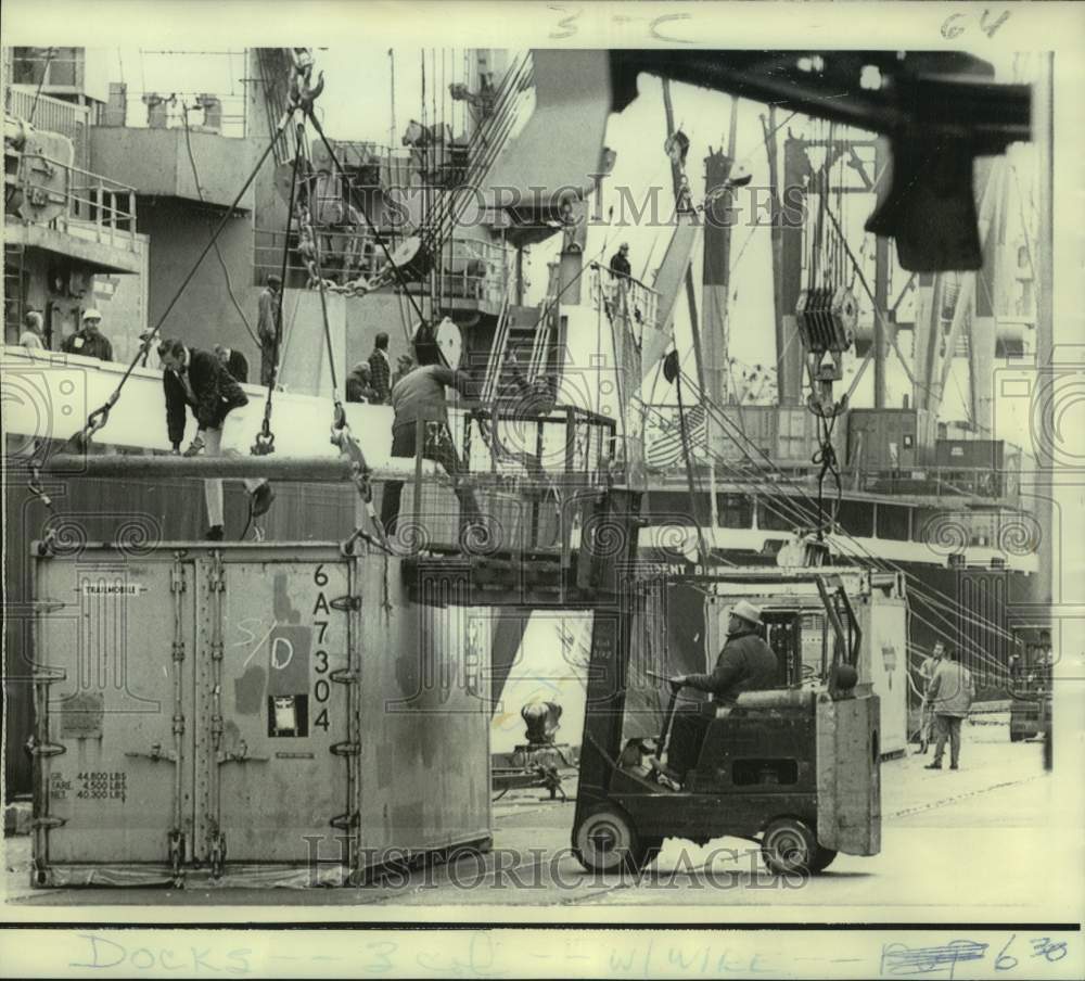 1971 Press Photo San Francisco Longshoremen Unload Cargo Ship - Historic Images