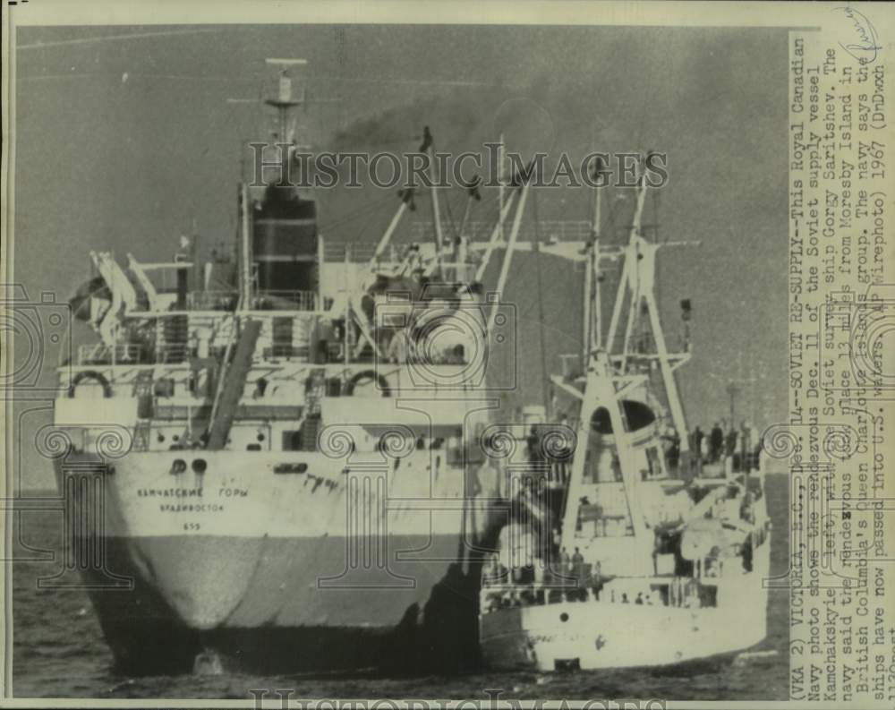 1967 Press Photo Soviet Survey Ship Re-Supplied by Soviet Supply Ship, Canada - Historic Images