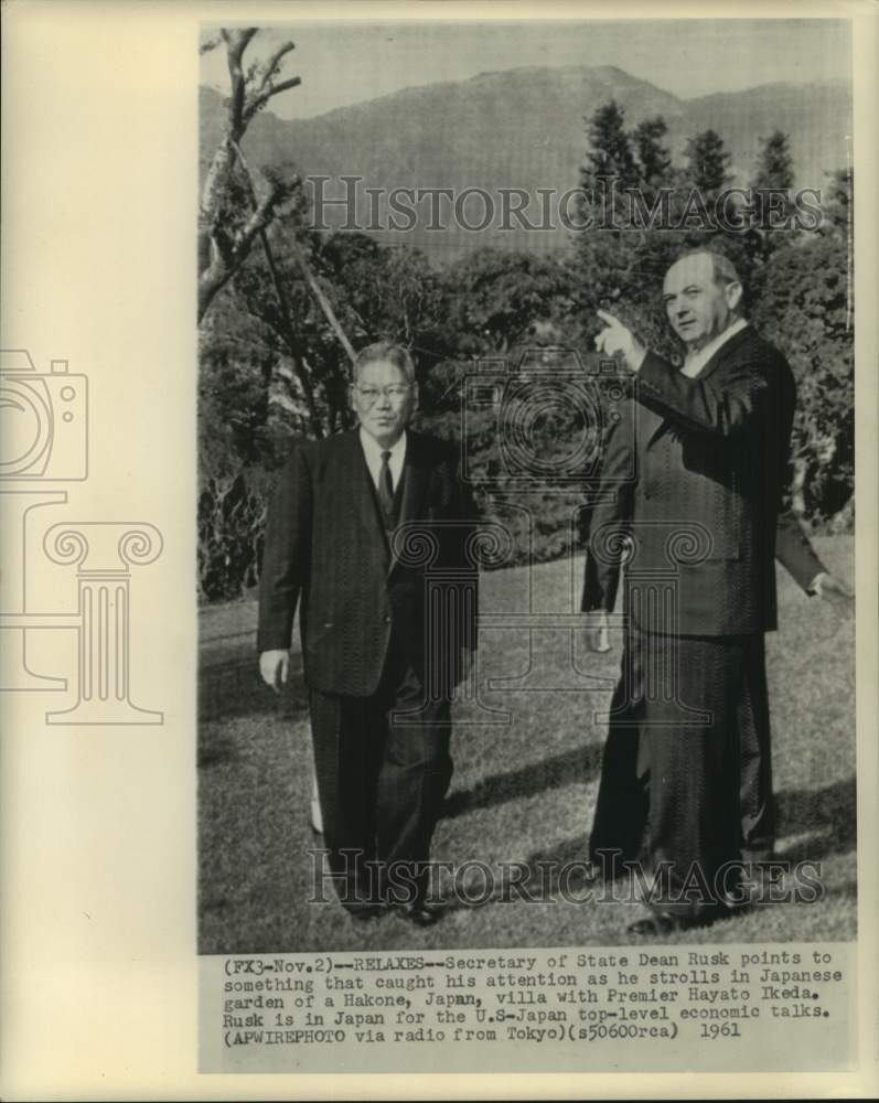 1961 Press Photo Secretary of State Dean Rusk, Japanese Premier in Garden, Japan - Historic Images