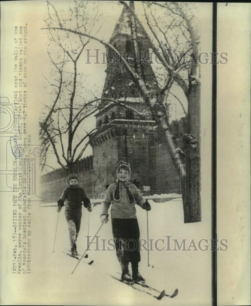 1966 Press Photo Russian Children Ski Past Kremlin, Moscow, Russia - Historic Images