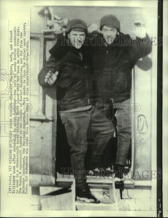 1969 Press Photo Soviet Cosmonauts Shatalov, Yelisayev Wave on Return to Earth - Historic Images