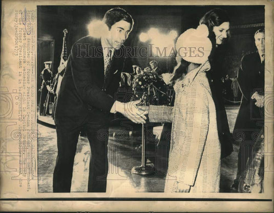 1973 Press Photo Lynda Robb & husband Chuck greet mourners in Capitol Rotunda - Historic Images