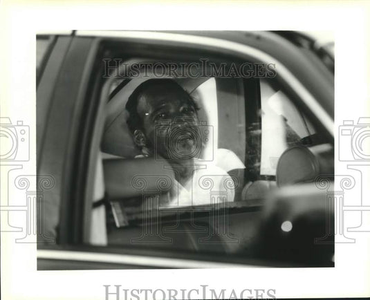 1995 Press Photo Hibernia Bank robbery suspect in police vehicle - Historic Images