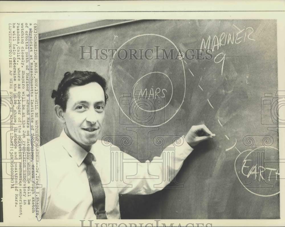 1971 Press Photo Dr. Irwin Shapiro of MIT draws Mariner 9 Mars orbital sketch - Historic Images