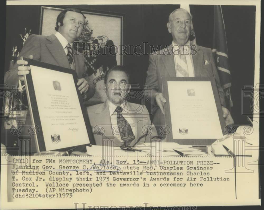 1973 Press Photo George Wallace poses with recipients of the Governor&#39;s Awards - Historic Images