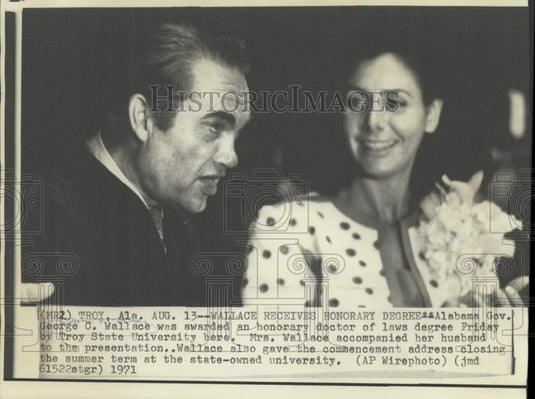 1971 Press Photo Governor George Wallace & his wife at Troy State Commencement. - Historic Images