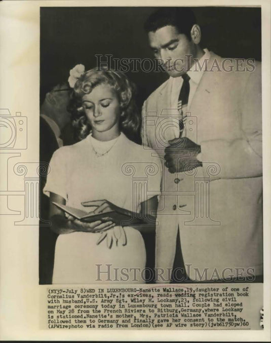 1960 Nanette Wallace and husband Wiley Lockamy read wedding book-Historic Images