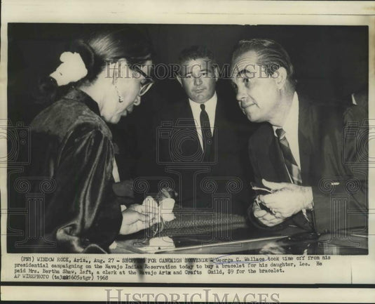 1968 Press Photo George Wallace buys bracelet for daughter on Navajo Reservation - Historic Images