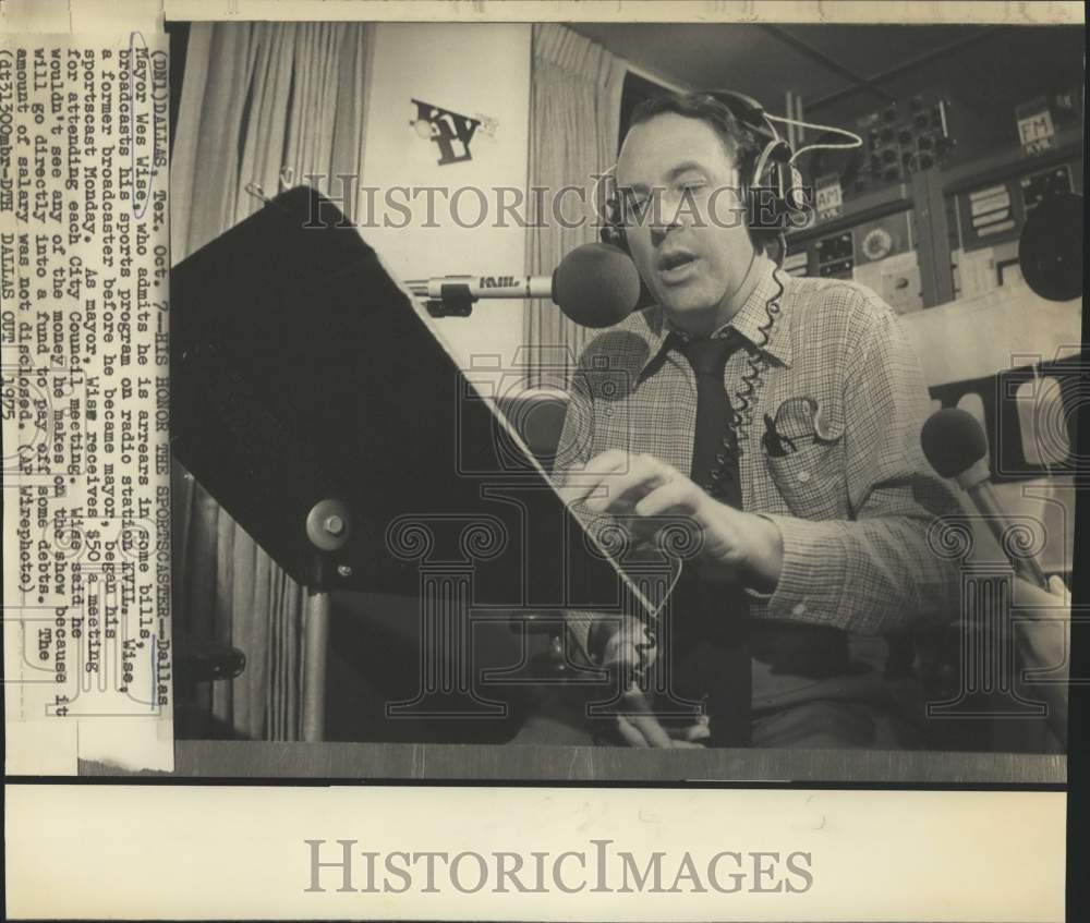 1975 Press Photo Dallas, Texas Mayor and KVIL sports broadcaster Wes Wise - Historic Images