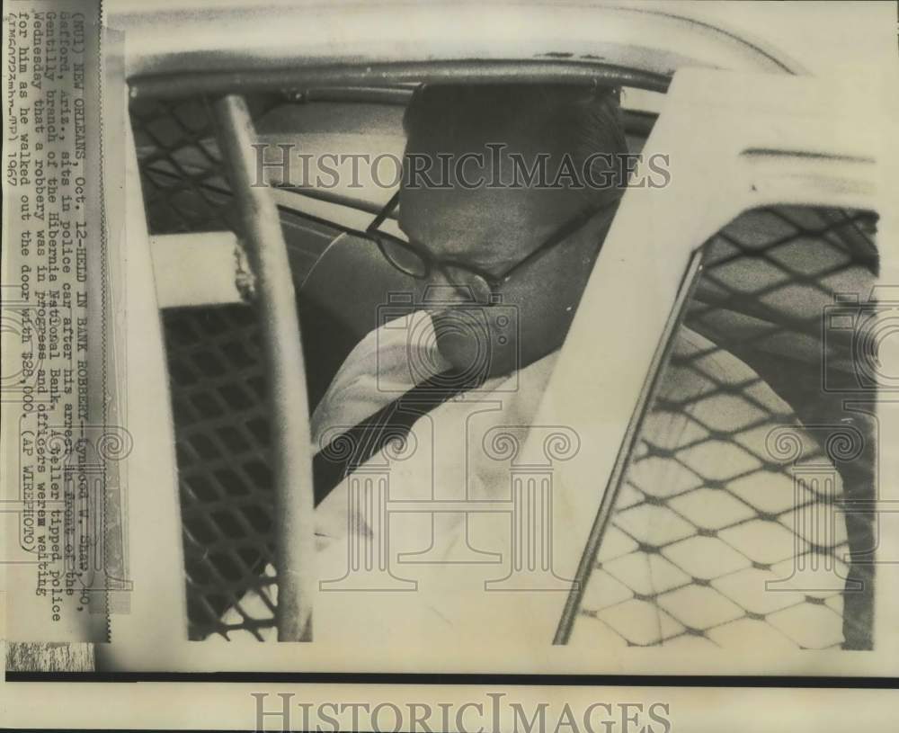 1967 Press Photo Lynwood Shaw of Safford sits in police car after his arrest - Historic Images