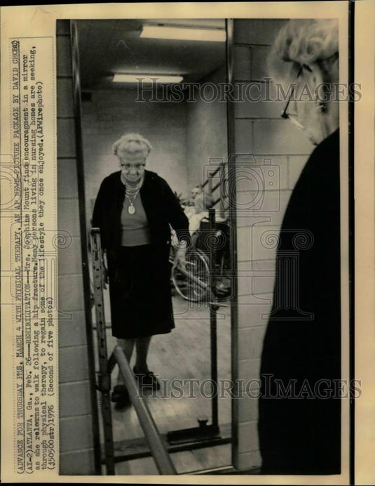 1976 Press Photo Mrs. Josephine Mount during her physical therapy in Atlanta- Historic Images