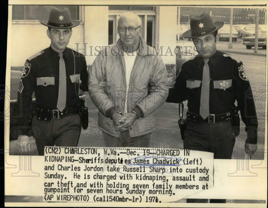 1974 Press Photo Russell Sharp in custody of James Chadwick & Charles Jordon - Historic Images