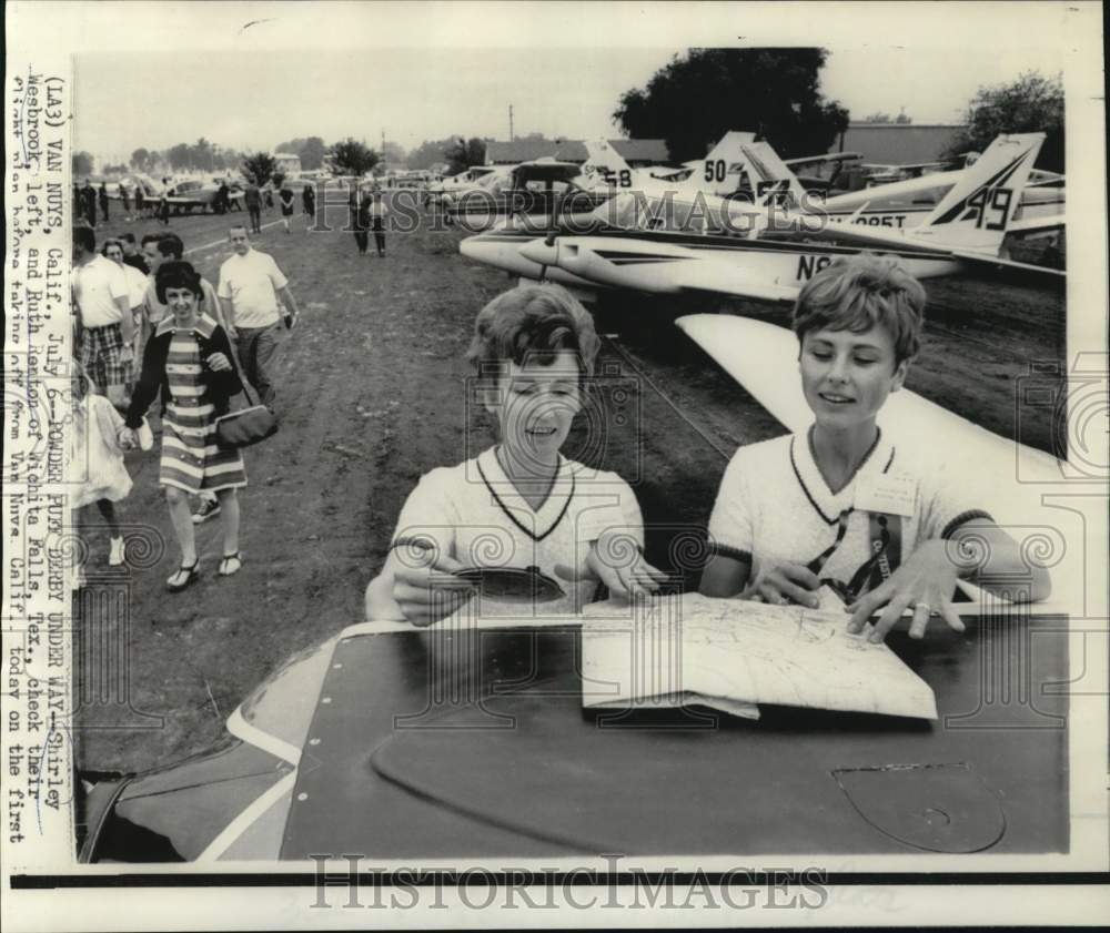 1968 Press Photo Shirley Wesbrook and Ruth Renton check their flight plane- Historic Images