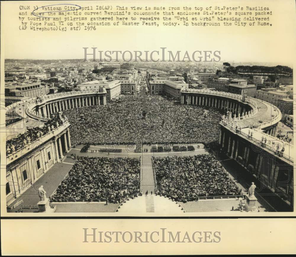 1976 Vatican City&#39;s St.Peter&#39;s Square in Italy packed with pilgrims - Historic Images