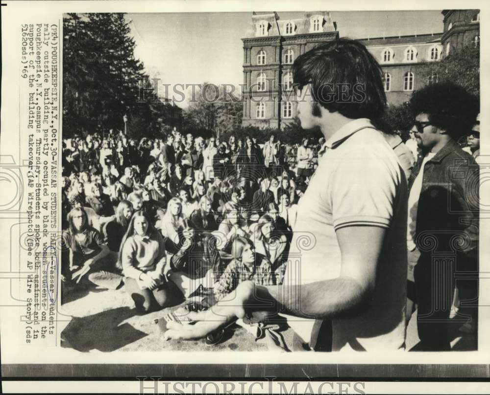 1969 Press Photo Vassar students rally at Poughkeepsie, New York campus - Historic Images