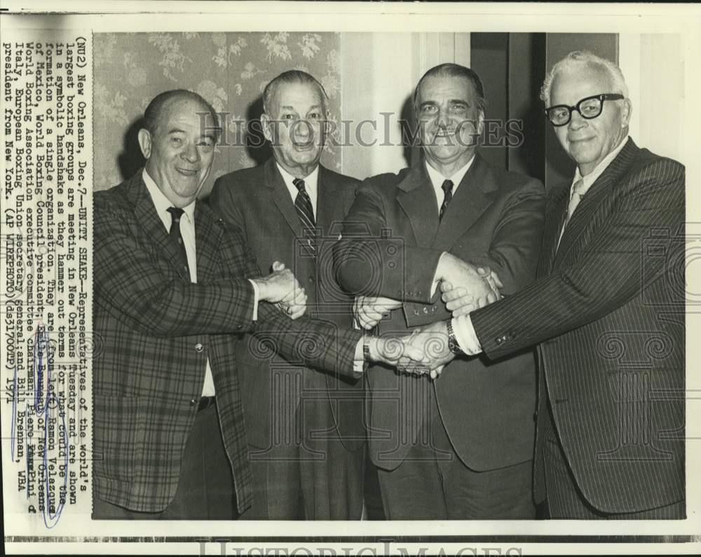 1971 Press Photo Boxing group officers in symbolic handshake in New Orleans - Historic Images