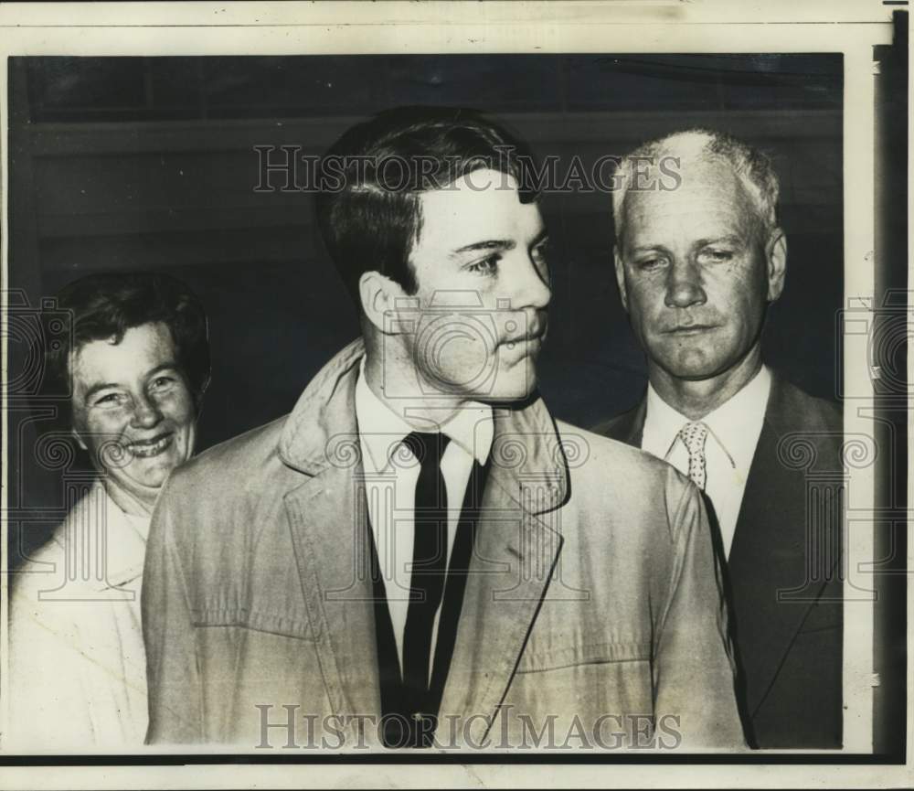 1966 John Van Altena, Jr. flanked by parents upon arrival in Chicago - Historic Images