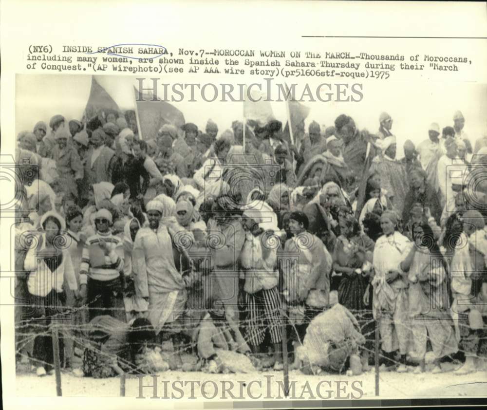 1975 Moroccans during &quot;March of Conquest&quot; in Spanish Sahara - Historic Images