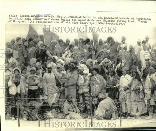 1975 Moroccans during "March of Conquest" in Spanish Sahara - Historic Images