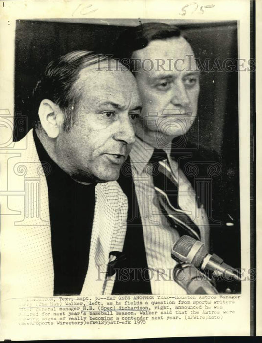 1970 Press Photo Harry Walker and HB Richardson face newsmen in Houston - Historic Images