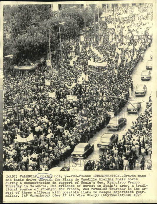 1975 Pro Francisco Franco's demonstrators at Plaza de Caudillo - Historic Images