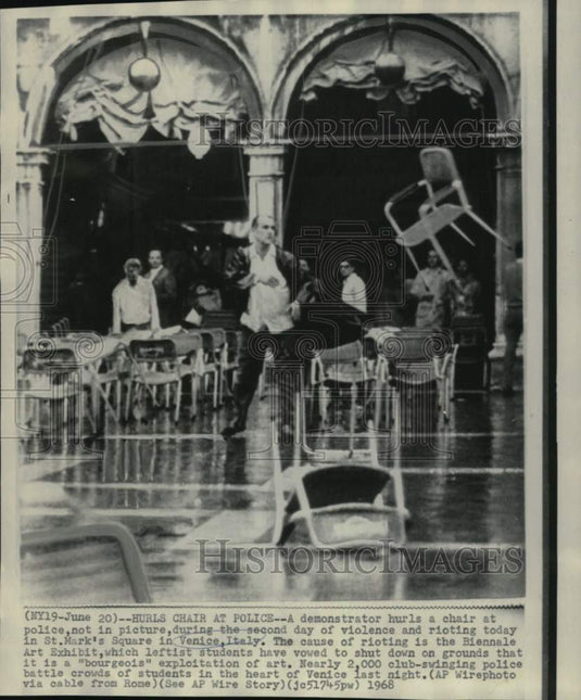 1968 Press Photo Demonstrator hurls a chair during rioting in St. Mark's Square - Historic Images