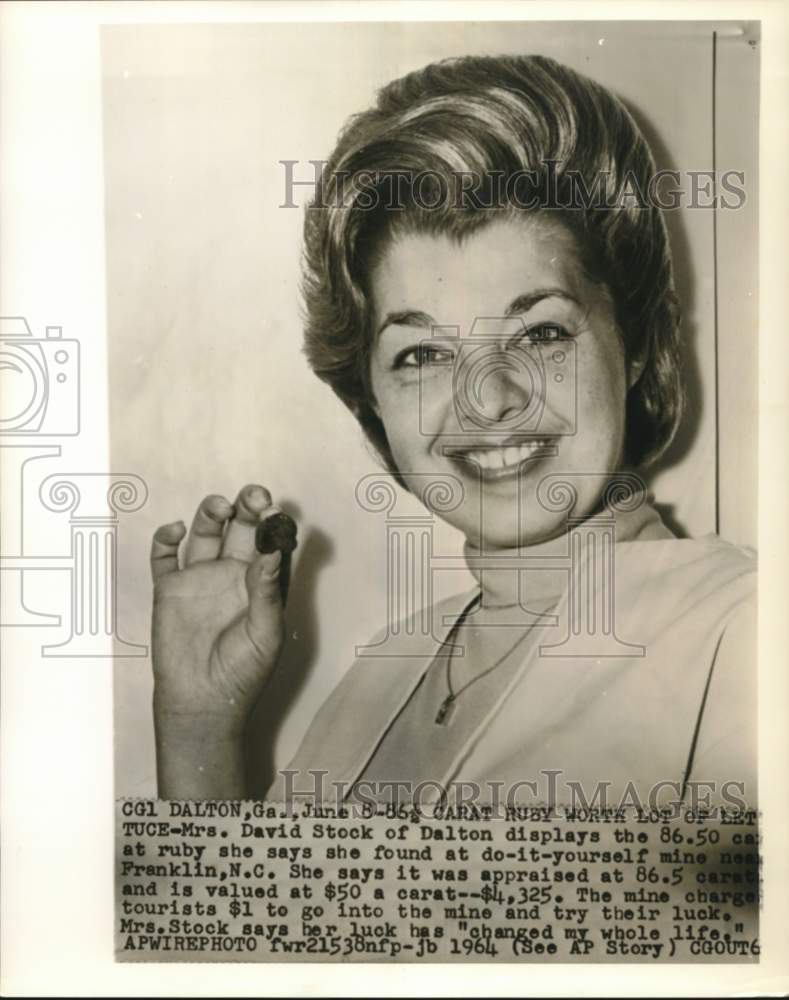 1964 Press Photo Mrs. David Stock displays 86.5 ruby she found at DIY mine - Historic Images