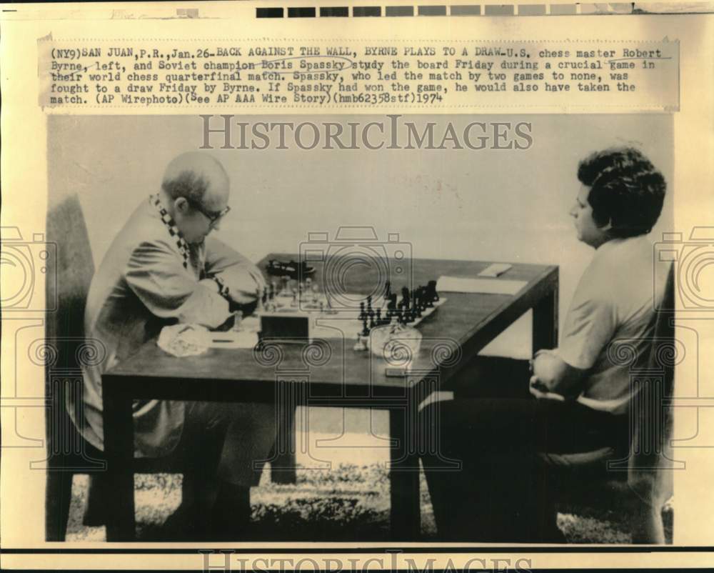 1974 Press Photo Chessmasters Robert Byrne and Boris Spassky study the board- Historic Images