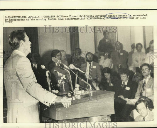 1976 Press Photo Ronald Reagan faces newsmen at his Austin news conference - Historic Images