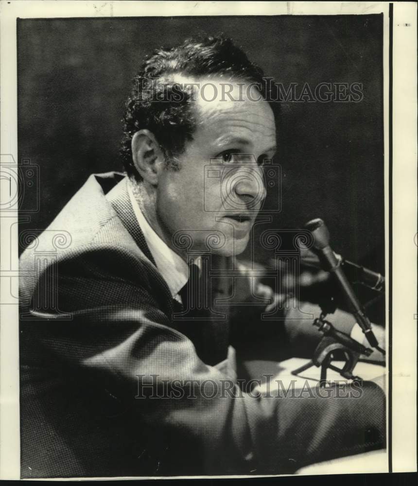 1972 Press Photo Doctor G.F. Springer during press conference - Historic Images