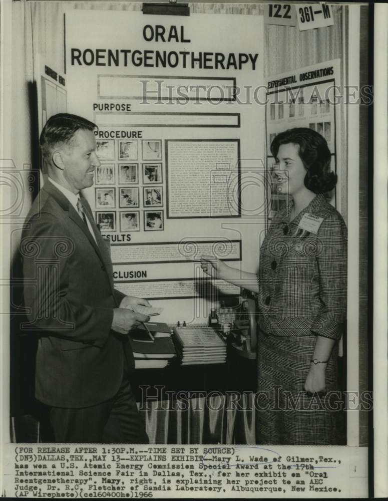 1966 Press Photo Mary Wade explains project to R.C. Fletcher at Dallas Fair - Historic Images